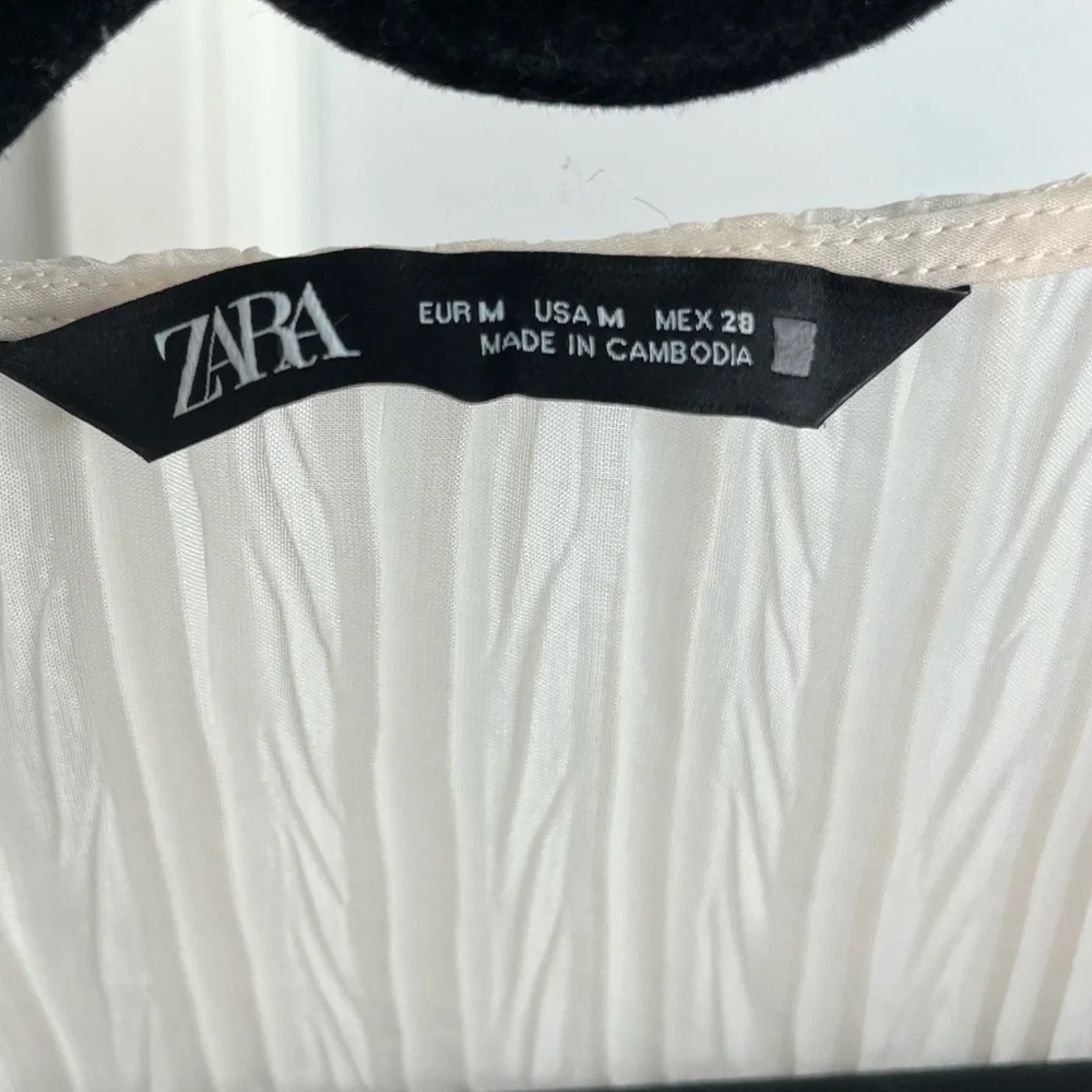 Like-new Zara Cream Ruffle Pleated Crinkle Puff Sleeve Blouse